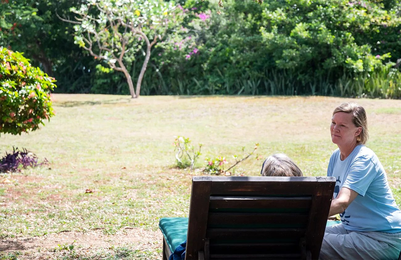 Therapist and guest talk one-on-one during private psychedelic retreats in Jamaica.
